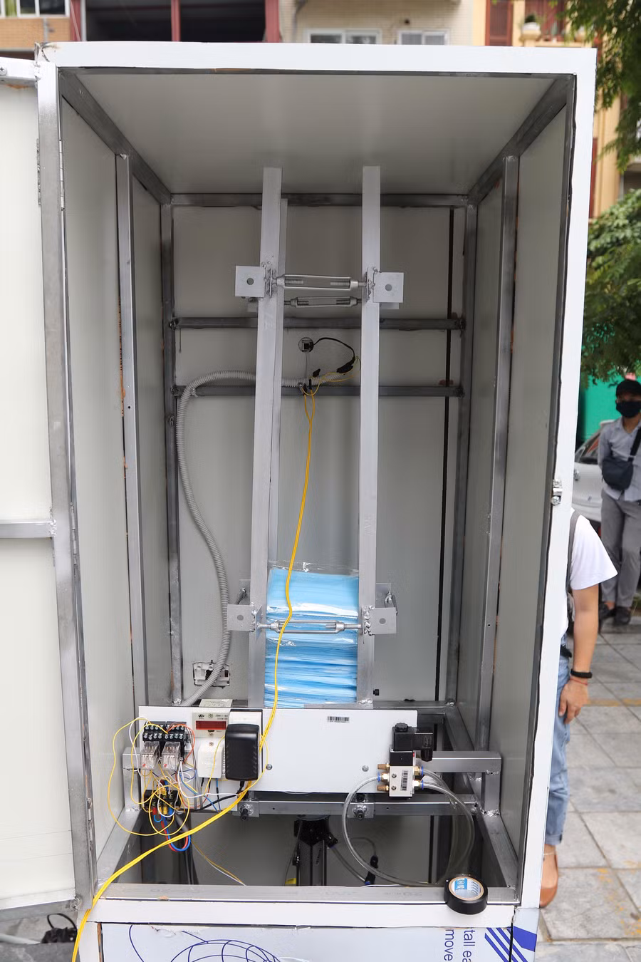 Khi nhận được tin hiệu, máy có bộ phận tự động chuyển khẩu trang tới tay người có nhu cầu.