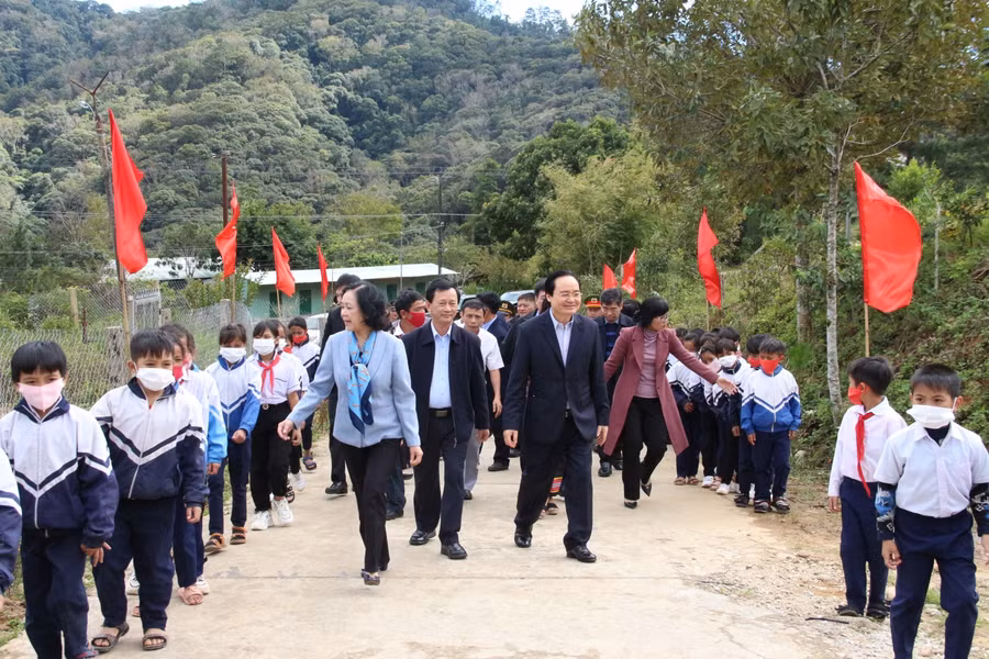 Trưởng ban Dân vận Trung ương Trương Thị Mai, Bộ trưởng Bộ GD&amp;ĐT Phùng Xuân Nhạ cùng đoàn công tác tới thăm và tặng quà cho thầy cô và học sinh trường PTDTBT Tiểu học Tu Mơ Rông.