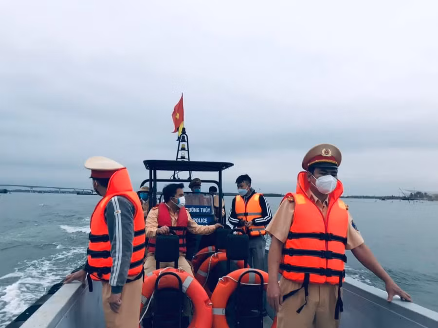 Lực lượng cảnh sát đường thủy phối hợp với các cơ quan chức năng triển khai công tác tìm kiếm tại khu vực vùng biển Cửa Đại (Quảng Nam).