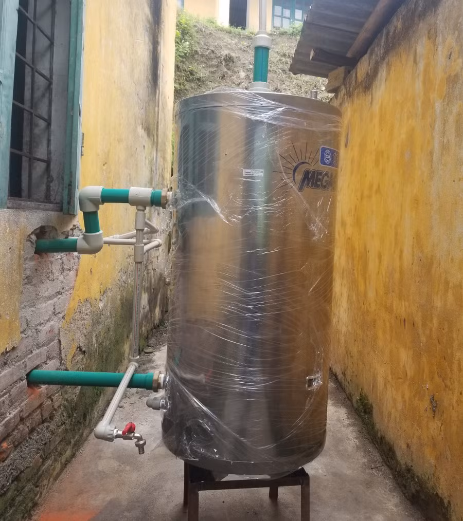 Hệ thống nước nóng giúp học sinh bán trú sinh hoạt thuận tiện trong mùa đông