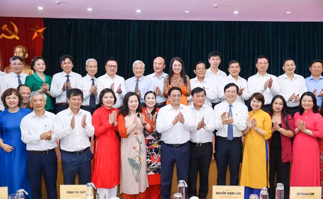 Thủ tướng chụp ảnh lưu niệm cùng các đại biểu - Ảnh: VGP/Nhật Bắc Thủ tướng chụp ảnh lưu niệm cùng các đại biểu - Ảnh: VGP/Nhật Bắc