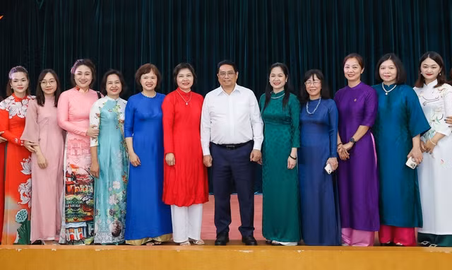 Thủ tướng chụp ảnh lưu niệm cùng các nhà báo nữ - Ảnh: VGP/Nhật Bắc Thủ tướng chụp ảnh lưu niệm cùng các nhà báo nữ - Ảnh: VGP/Nhật Bắc