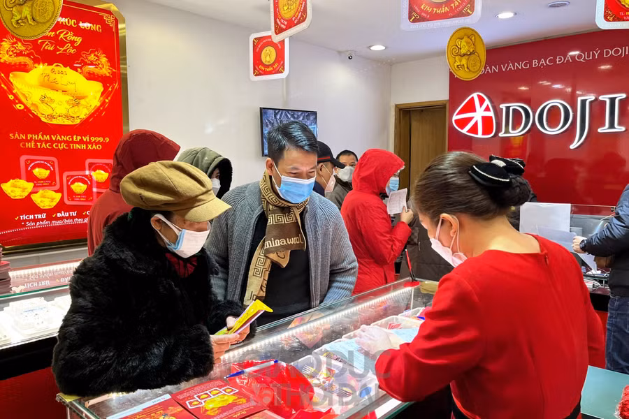 Tại các cửa hàng của DOJI, khách hàng không phải xếp hàng quá lâu do công tác phân luồng, tư vấn, giao dịch được chuẩn bị kĩ lưỡng và nhanh chóng.