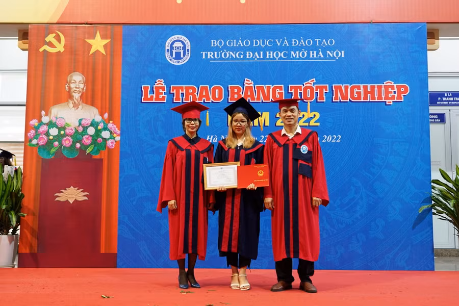 Nguyễn Đình Thị Linh đã nhận bằng tốt nghiệp sớm nửa năm so với thời gian đào tạo chuẩn.