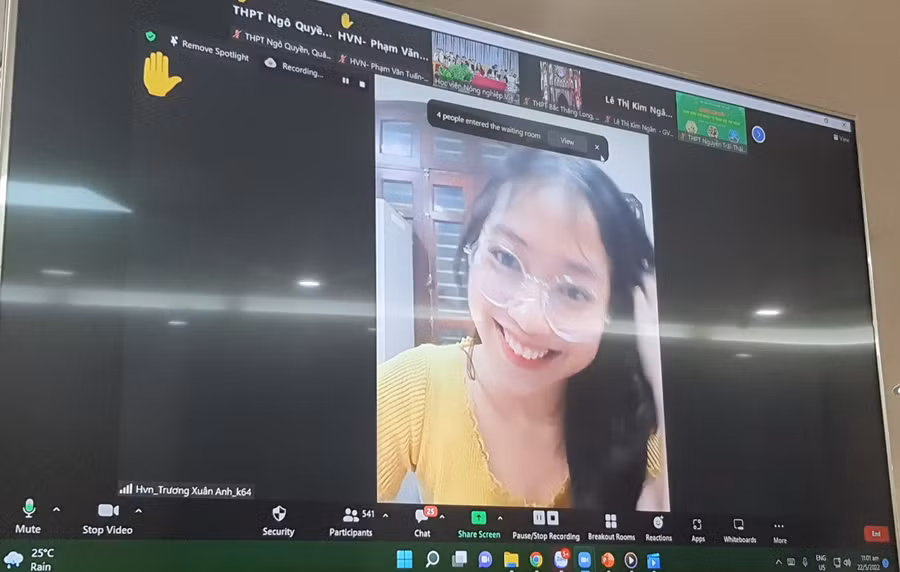 Học sinh, sinh viên đặt câu hỏi cho các diễn giả.