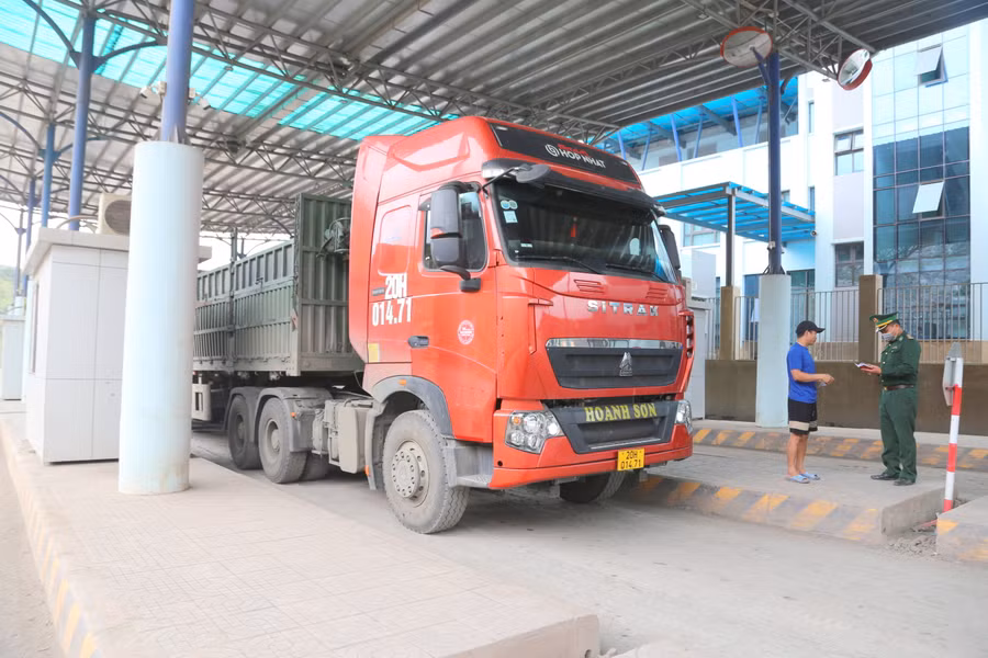 Phương tiện làm thủ tục xuất cảnh qua Lào.