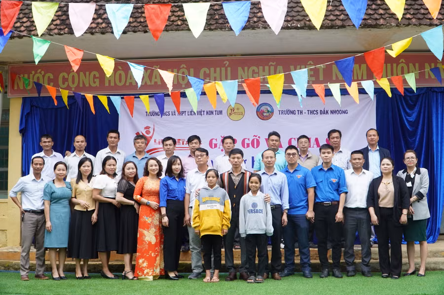 Bí thư Huyện uỷ Đăk Glei cùng cán bộ, giáo viên chụp hình lưu niệm. Bí thư Huyện uỷ Đăk Glei cùng cán bộ, giáo viên chụp hình lưu niệm.