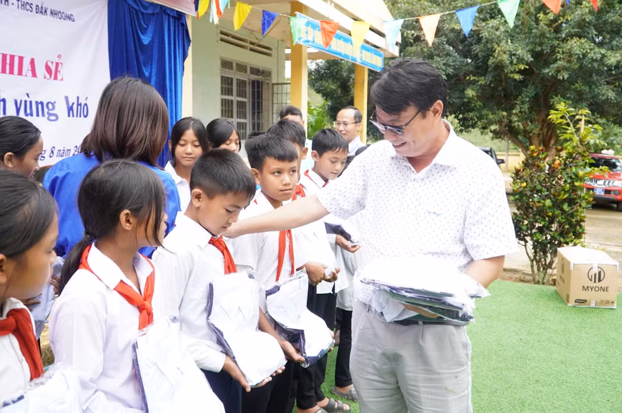 Ông Lê Đắc Tường - Hiệu trưởng Trường THCS-THPT Liên Việt Kon Tum trao tặng đồng phục và thăm hỏi học sinh. Ông Lê Đắc Tường - Hiệu trưởng Trường THCS-THPT Liên Việt Kon Tum trao tặng đồng phục và thăm hỏi học sinh.