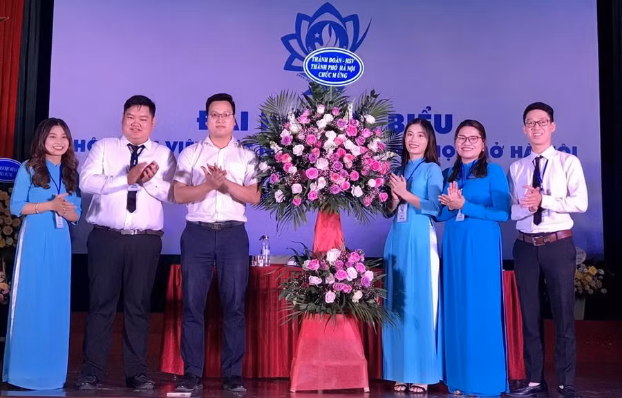 Phó Bí thư Thành đoàn Hà Nội Trần Quang Hưng tặng hoa chúc mừng tại đại hội