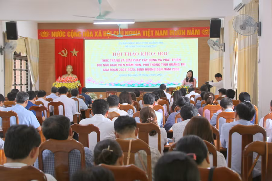 Các đại biểu đã tập trung đánh giá thực trạng về đội ngũ giáo viên các bậc học, cấp học.