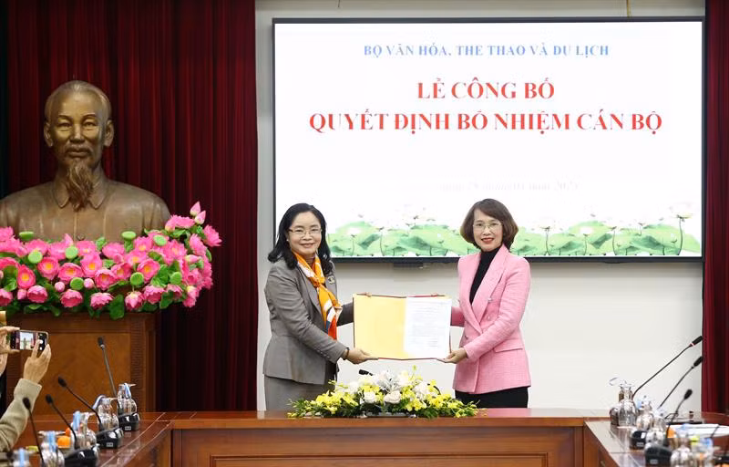 Thứ trưởng Trịnh Thị Thủy trao quyết định điều động, bổ nhiệm chức vụ Vụ trưởng Vụ Thư viện cho bà Kiều Thúy Nga. Ảnh: Báo Văn Hóa.