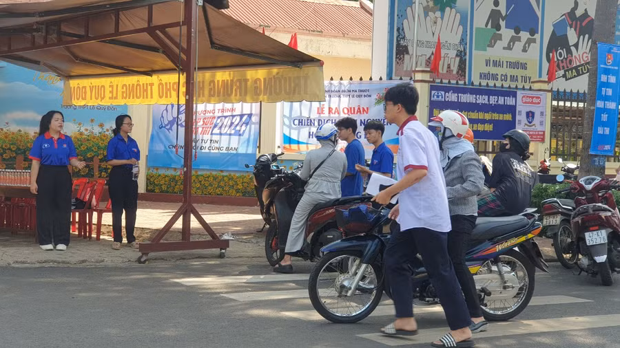 Thí sinh đến làm thủ tục dự thi tại điểm thi Trường THPT Lê Quý Đôn. (Ảnh: BH)