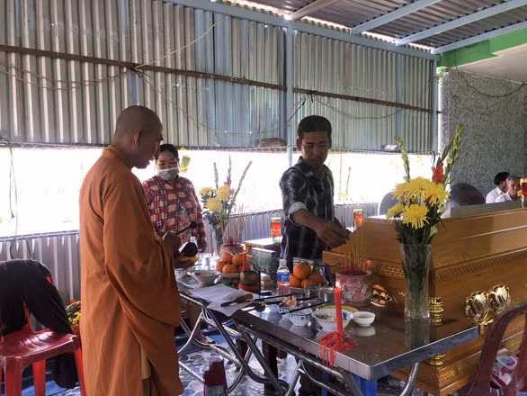 Người dân đến chia buồn cùng gia đình anh Đặng Thanh T. Ảnh: Báo Giao thông