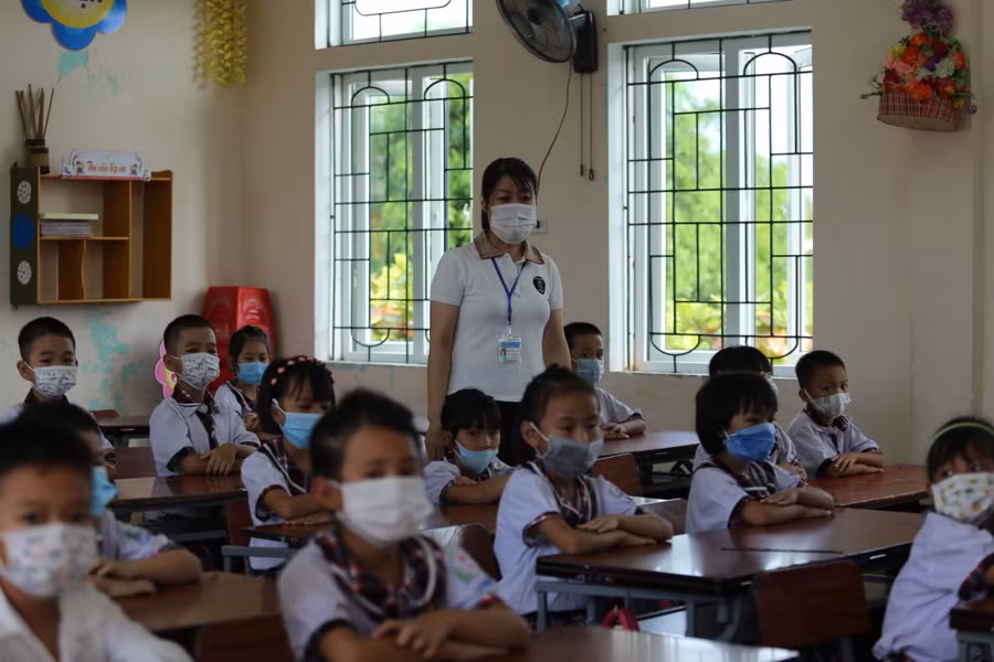 Tại huyện Thạch Hà, các trường học quán triệt việc học sinh đeo khẩu trang suốt buổi học. (Trong ảnh học sinh trường Tiểu học Thạch Lưu (xã Lưu Vĩnh Sơn, huyện Thạch Hà)