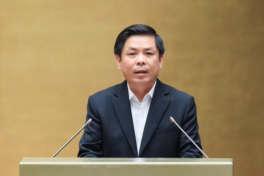 Bộ trưởng Bộ Giao thông vận tải Nguyễn Văn Thể trình bày Tờ trình về Chủ trương đầu tư các dự án xây dựng công trình đường bộ cao tốc.