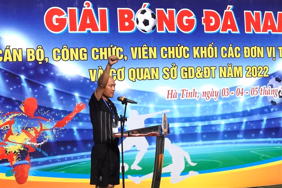 ... ban trọng tài điều khiển các trận đấu tuyên thệ tại giải đấu.