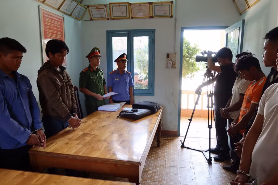 Cơ quan chức năng đọc lệnh khởi tố vụ án, khởi tố bị can và thi hành lệnh bắt tạm giam các đối tượng vào tháng 4/2021.