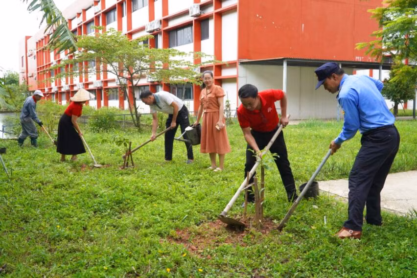 iSchool Quảng Trị hướng đến mục tiêu" xanh hoá trường học", tạo không gian xanh cho học sinh trải nghiệm, cung cấp các loại trái cây trong bữa ăn hàng ngày cho học sinh.
