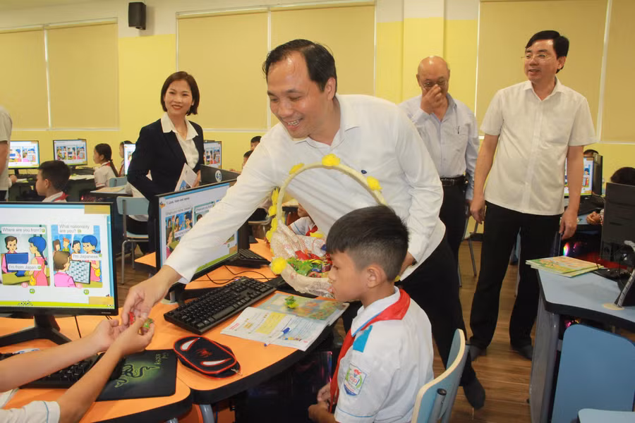 ... và trường Tiểu học Kỳ Long.
