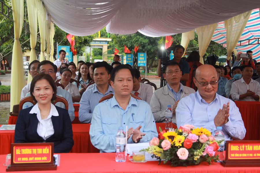 Các đại biểu dự lễ khánh thành và bàn giao các công trình cho trường THPT Lê Quảng Chí, trường Tiểu học Kỳ Long.