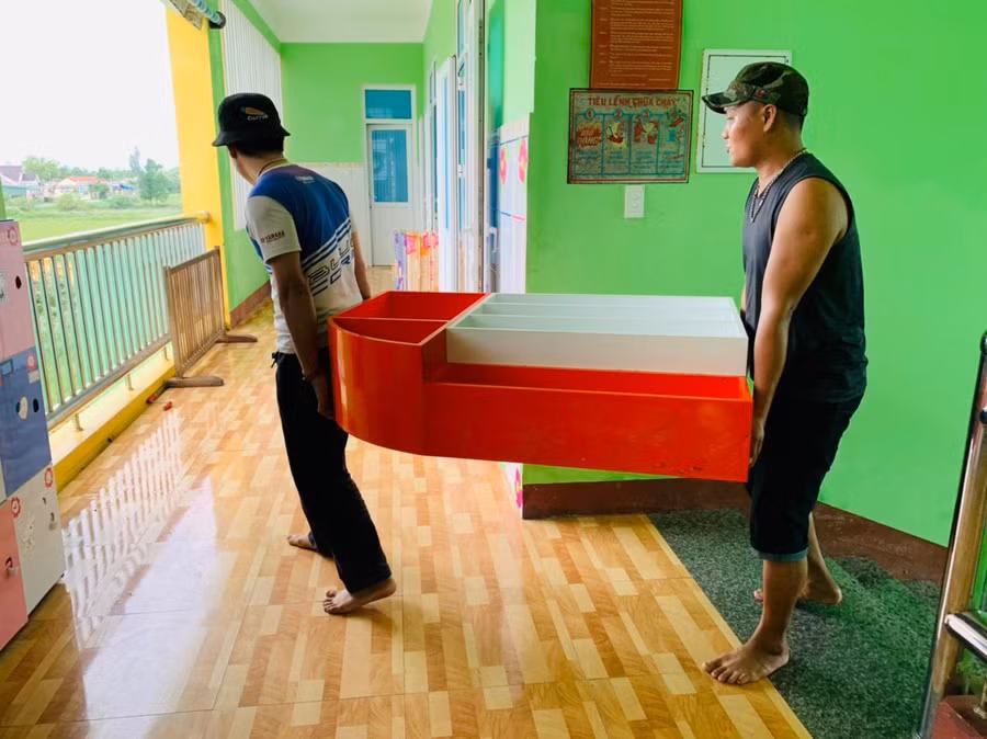 Di chuyển các thiết bị, vật dụng đến nơi khô ráo. Di chuyển các thiết bị, vật dụng đến nơi khô ráo.