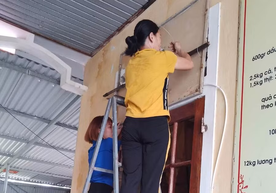 Buộc lại cánh cửa cho chắc chắn, hạn chế bị gió lùa. Buộc lại cánh cửa cho chắc chắn, hạn chế bị gió lùa.