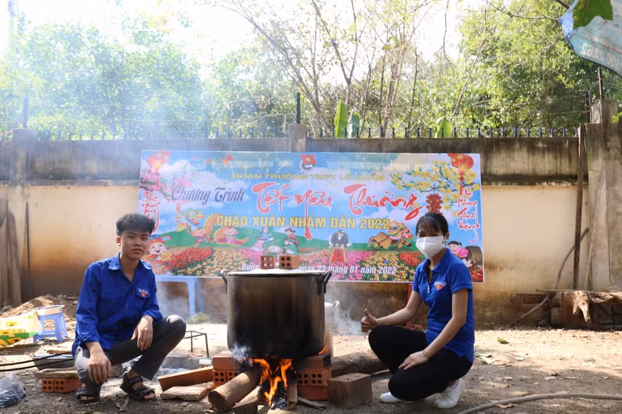 Ngọn lửa của tinh thần sẻ chia sẽ lan toả, làm ấm ngày Xuân trong gia đình các em học sinh có hoàn cảnh khó khăn.