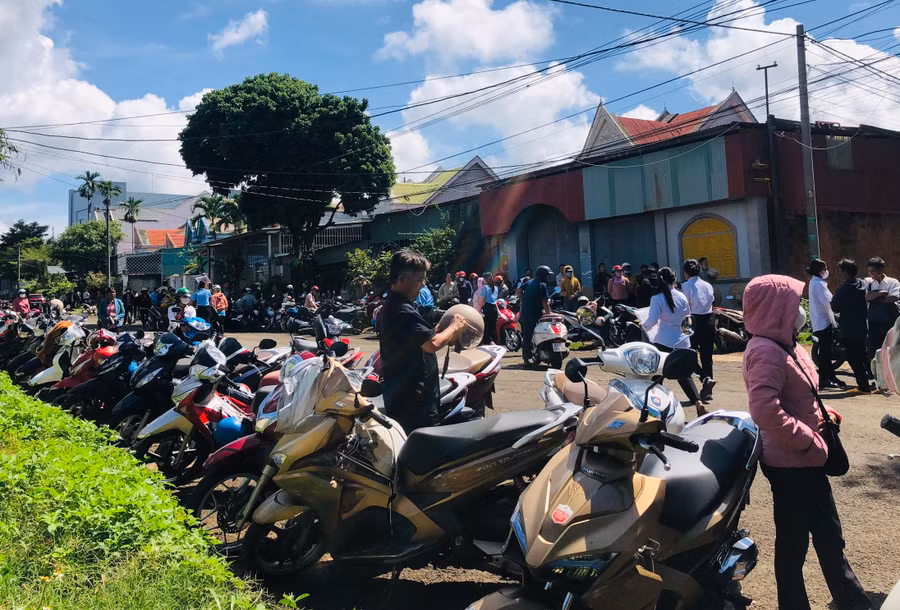 Nhiều phụ huynh không quản ngại trời nắng chở con đến điểm thi Trường THCS Võ Thị Sáu.