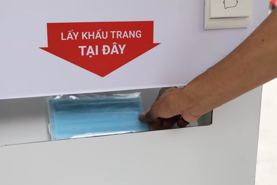Mỗi người sẽ được nhận 1 lần là 3 chiếc khẩu trang.