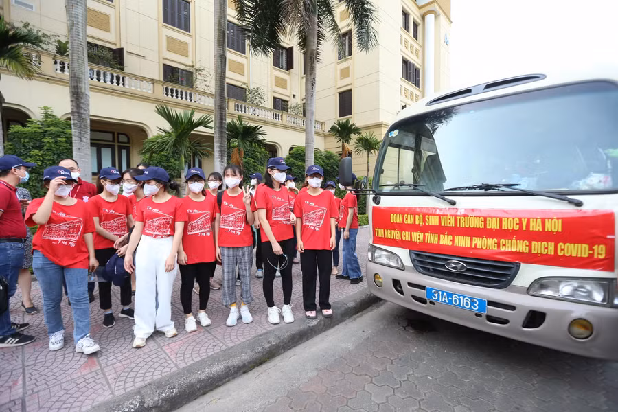 50 sinh viên và cán bộ Đại học Y Hà Nội lên đường chi viện cho tỉnh Bắc Ninh ảnh 2