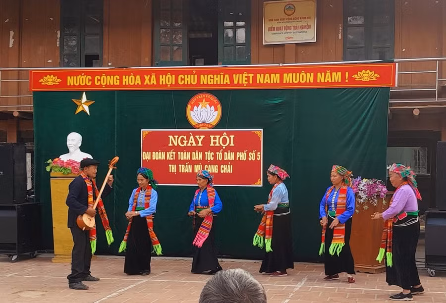 Một buổi sinh hoạt cộng đồng của người dân các dân tộc ở thị trấn Mù Cang Chải.