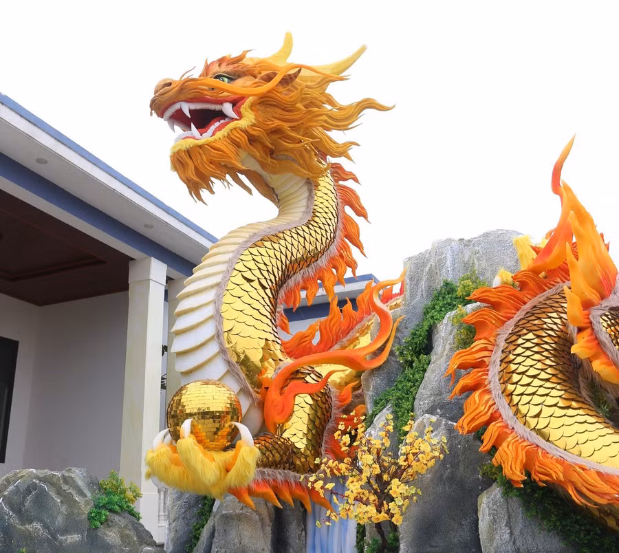 Đầu rồng đầy uy nghi, ngoài thân được phủ màu vàng. Linh vật rồng sẽ trưng bày phục vụ nhu cầu vui Tết đón Xuân có chiều cao 4,5m, thân uốn lượn bám vào các tảng đá. Đầu rồng đầy uy nghi, ngoài thân được phủ màu vàng. Linh vật rồng sẽ trưng bày phục vụ nhu cầu vui Tết đón Xuân có chiều cao 4,5m, thân uốn lượn bám vào các tảng đá.