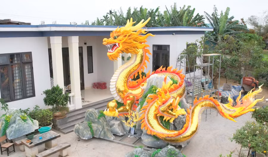 Sau 3 tháng thi công, “linh vật” rồng Quảng Trị do anh Đinh Văn Tâm thực hiện đã hoàn thành với vẻ ngoài thần thái, đầy uy nghi. Sau 3 tháng thi công, “linh vật” rồng Quảng Trị do anh Đinh Văn Tâm thực hiện đã hoàn thành với vẻ ngoài thần thái, đầy uy nghi.