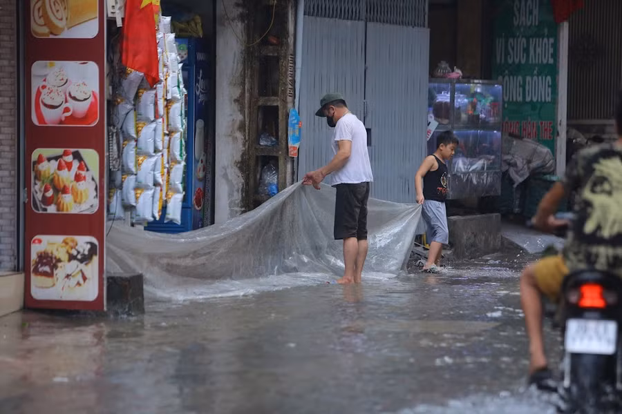 Nhiều tuyến phố Hà Nội ngập sau cơn mưa lớn ảnh 2