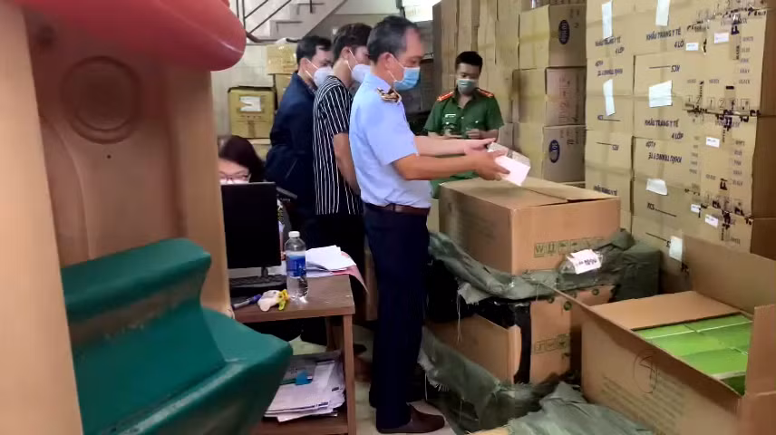 Lực lượng chức năng kiểm tra số hàng hoá vi phạm.