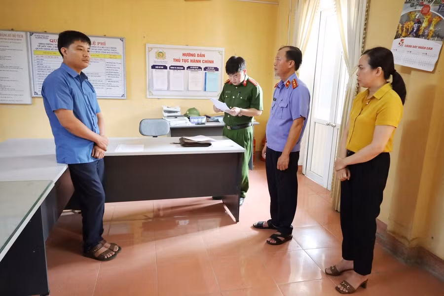 Cơ quan chức năng đọc các quyết định tố tụng đối với Nguyễn Kim Tuấn. Cơ quan chức năng đọc các quyết định tố tụng đối với Nguyễn Kim Tuấn.