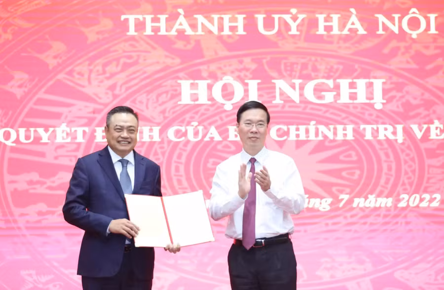 Ủy viên Bộ Chính trị, Thường trực Ban Bí thư Võ Văn Thưởng trao quyết định điều động, phân công đối với ông Trần Sỹ Thanh - Ủy viên BCH T.Ư Đảng, Bí thư Ban cán sự Đảng, Tổng kiểm toán Nhà nước, giữ nhiệm vụ Phó Bí thư Thành ủy Hà Nội. Ảnh: Viết Thành.