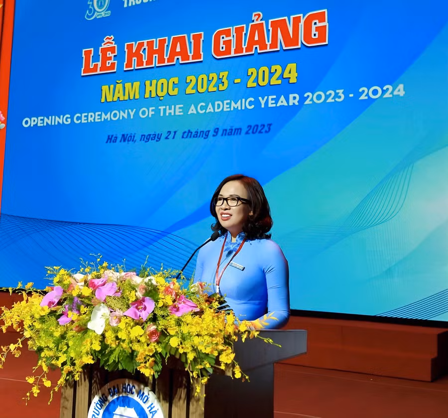 PGS.TS Nguyễn Thị Nhung - Hiệu trưởng Trường ĐH Mở Hà Nội phát biểu tại buổi lễ.