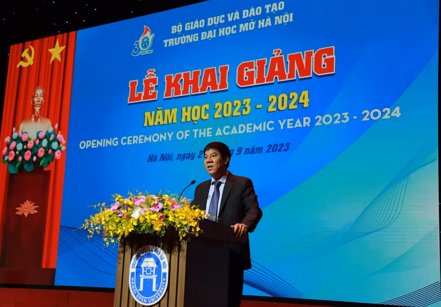 PGS.TS Huỳnh Văn Chương - Cục Trưởng cục Quản lý chất lượng (Bộ GD&amp;ĐT) phát biểu tại Lễ khai giảng năm học 2023 - 2024 của Trường ĐH Mở Hà Nội.