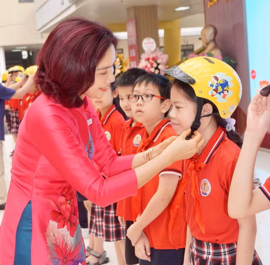Trao tặng, đội mũ bảo hiểm cho học sinh Trường Tiểu học Kim Đồng. Trao tặng, đội mũ bảo hiểm cho học sinh Trường Tiểu học Kim Đồng.