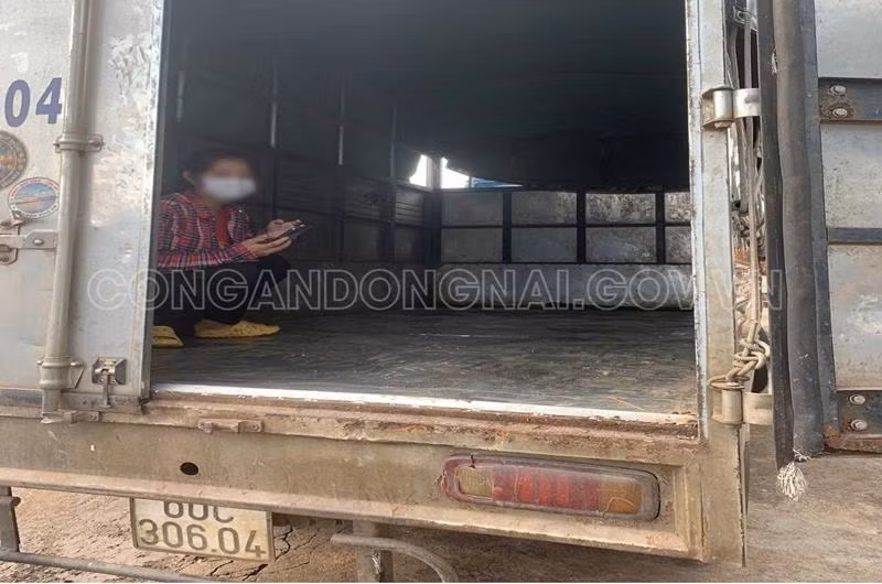 Tài xế chở cô gái trốn trong thùng xe để qua chốt kiểm soát dịch. Ảnh: Công an Đồng Nai.