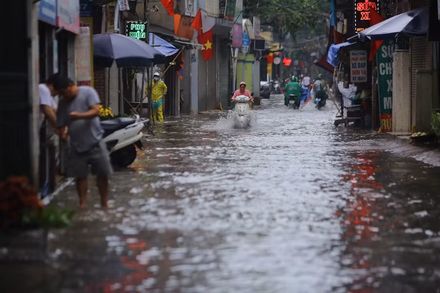 Người dân cho biết, tại đây cứ mưa lớn nước sẽ ngập, nhiều khi ngập rất sâu.