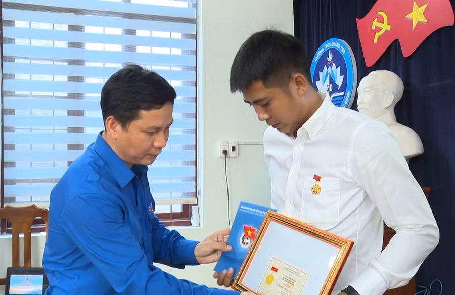Tặng huy hiệu “Tuổi trẻ dũng cảm” cho 3 đoàn viên, thanh niên dũng cảm cứu người đuối nước.