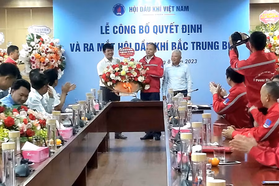 Đại diện VP Báo GD&amp;TĐ khu vực MT-TN tặng hoa chúc mừng Ban Chấp hành lâm thời Hội Dầu khí Bắc Trung Bộ.