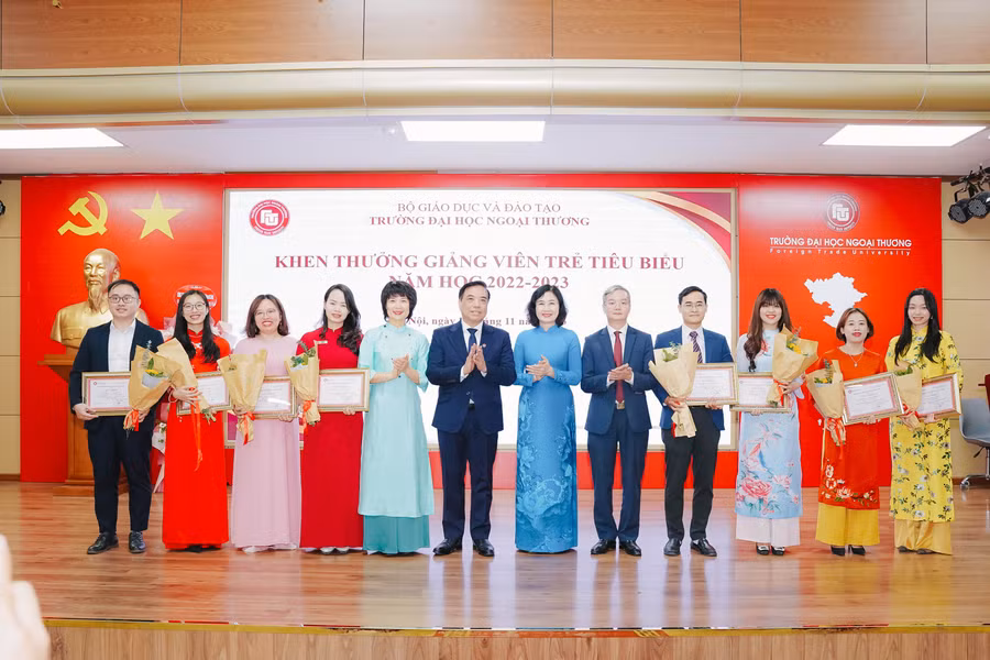 Khen thưởng các nhà giáo đã có nhiều đóng góp thời gian qua.