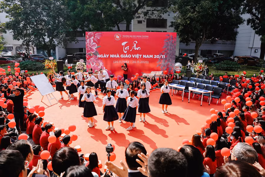 Các tiết mục văn nghệ tri ân thầy cô giáo của các bạn sinh viên.