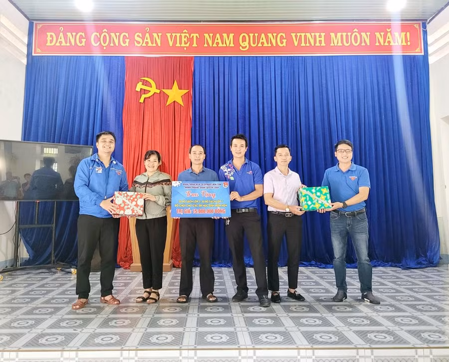 60 bộ SGK lớp 3 và lớp 7 kèm những phần quà ý nghĩa được trao tặng cho học sinh vùng khó.