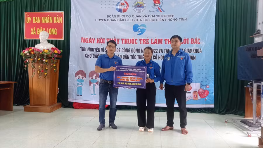 Chương trình hỗ trợ kinh phí và nhân lực làm nhà “3 cứng” cho 2 hộ gia đình có hoàn cảnh khó khăn.
