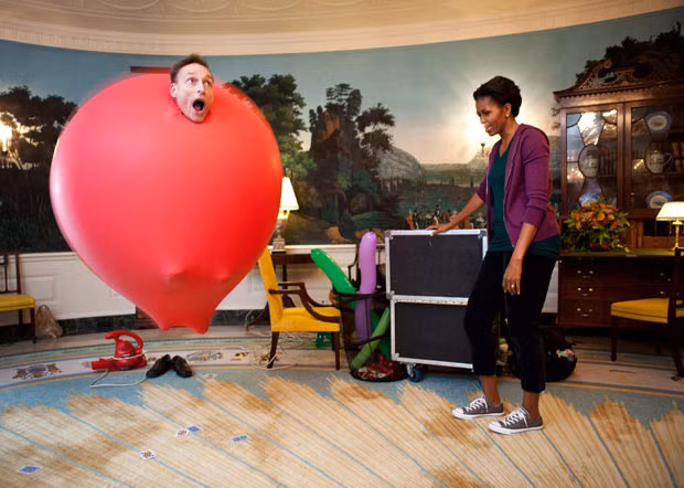 Những hình ảnh ấn tượng tuần qua ảnh 1 Guinness Book of World Records holder John Cassidy performs a balloon act for US First Lady Michelle Obama in the Diplomatic Reception Room of the White House. Cassidy performed for kids on the South Lawn of the White House before the First Lady launched a challenge to break the Guinness World Records title for the most people doing jumping jacks in a 24-hour period.