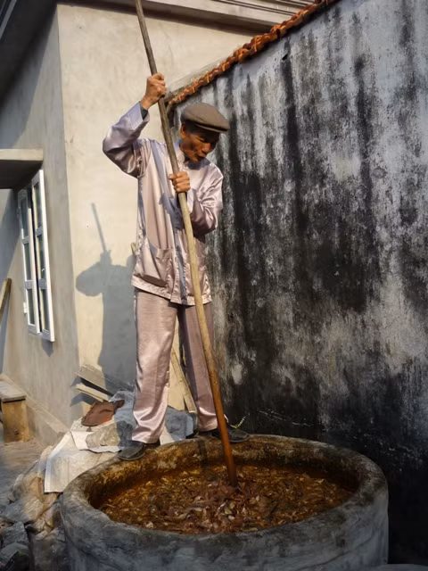 Ông Lưu Bá Hộ trong 1 công đoạn làm mắm